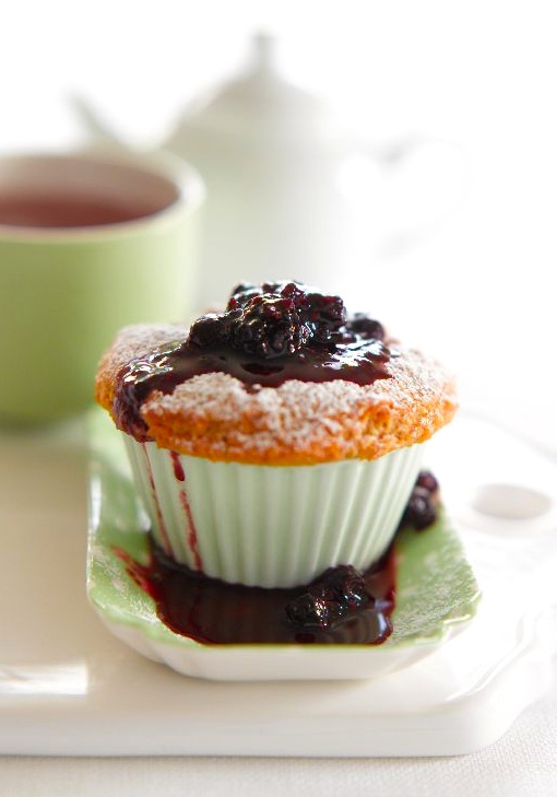 Marzipan muffins with berry sauce - Julie Le Clerc